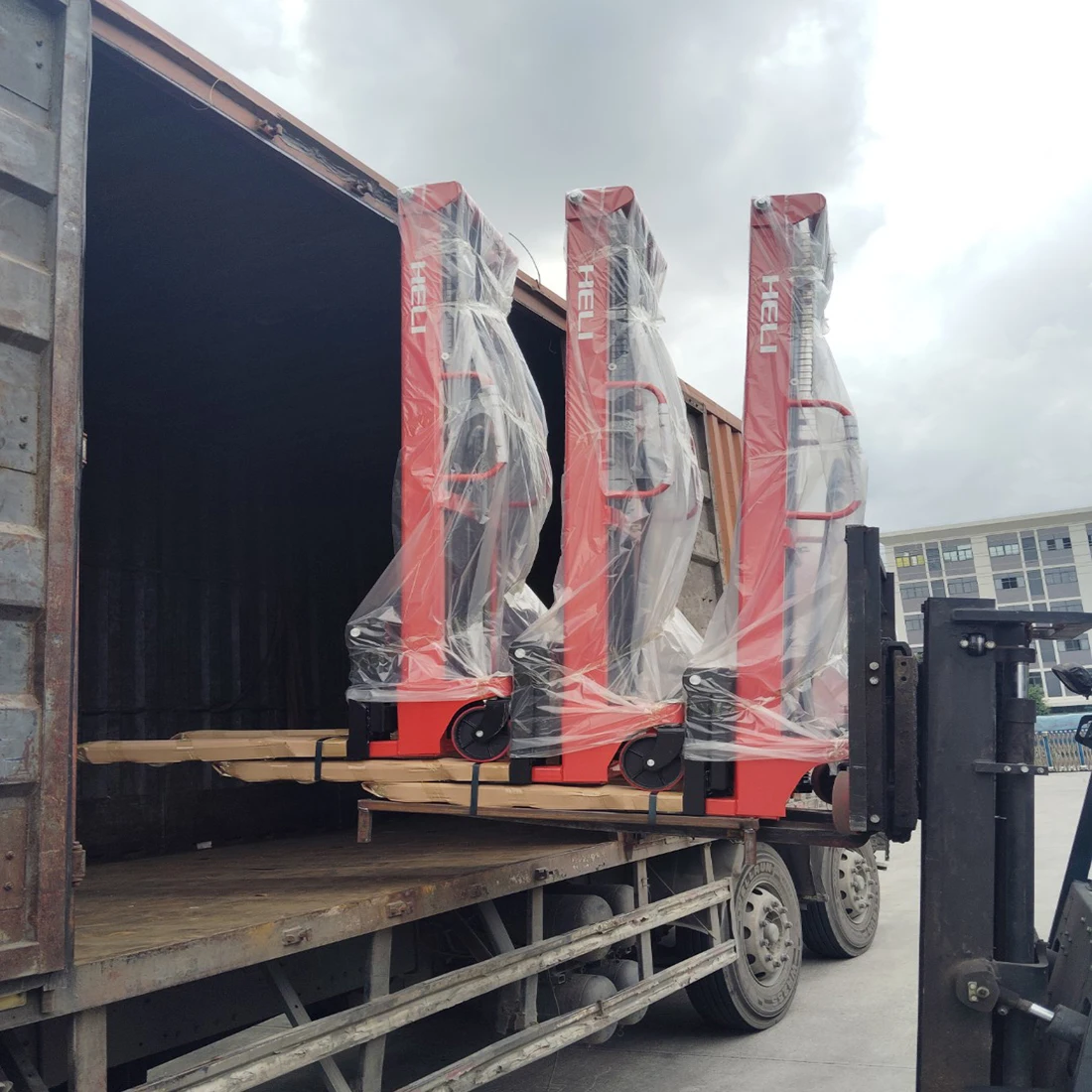 New 1.5 Ton Manual Stacker Hand-Operated Lifting Cart for Farm Warehouses and Retail Industries