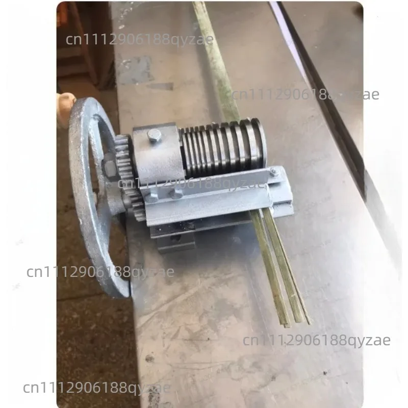 Bamboo Splitting and Slitting Machine Bamboo Strip Machine Hand-Cranked Bamboo Weaving Machine