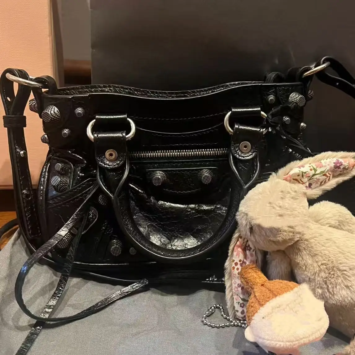 

Сумка для мотоциклистов Rivet: высококачественная вместительная сумка через плечо из текстурированной кожи, модная повседневная женская сумка-кроссбоди