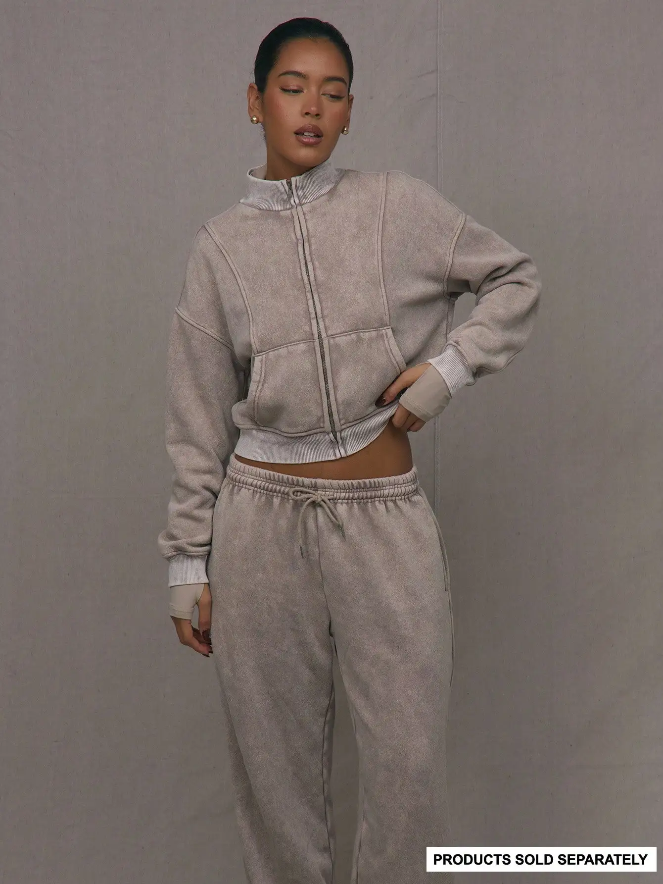 

Серый укороченный свитшот на молнии с декоративными швами