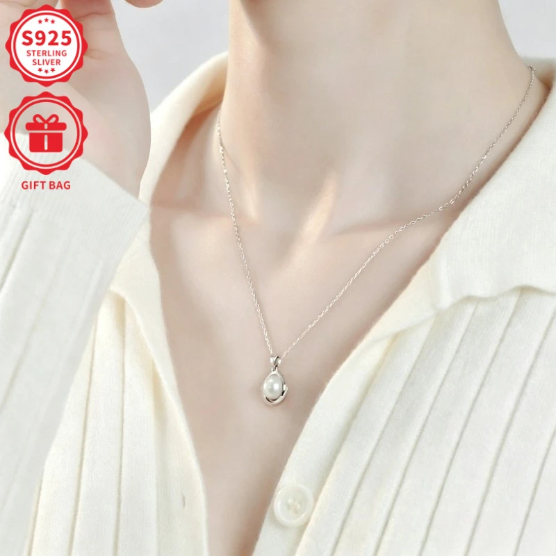 S925 Silver Spiral-Edged Cultured Pearl Clavicle Chain. It can be worn as a short clavicle chain for daily commuting, or extended into a light luxury sweater chain. It is a decent gift for mothers and loved ones.