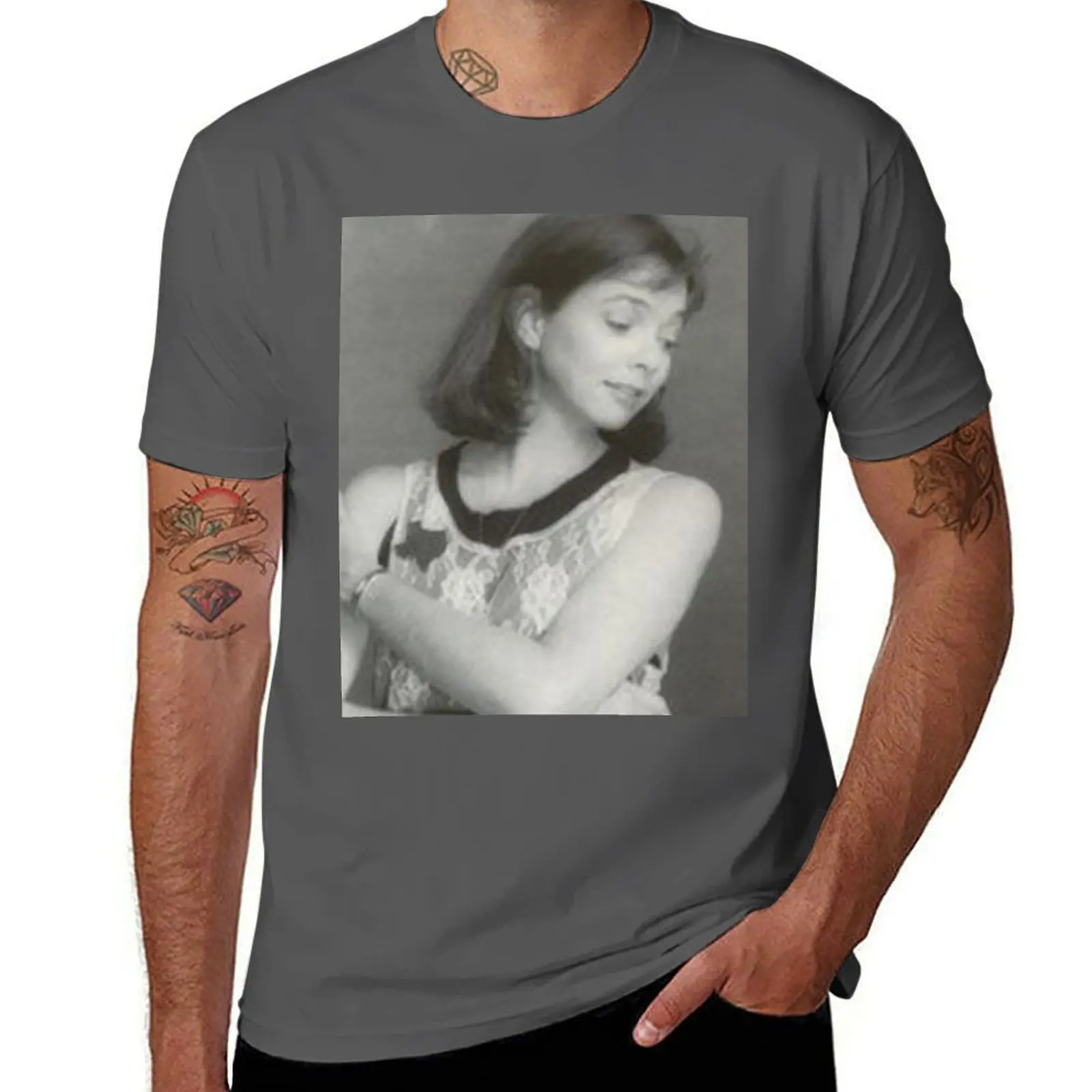 

Poster Nanci Griffith T-Shirt Relaxed Casual Short Sleeve Tee