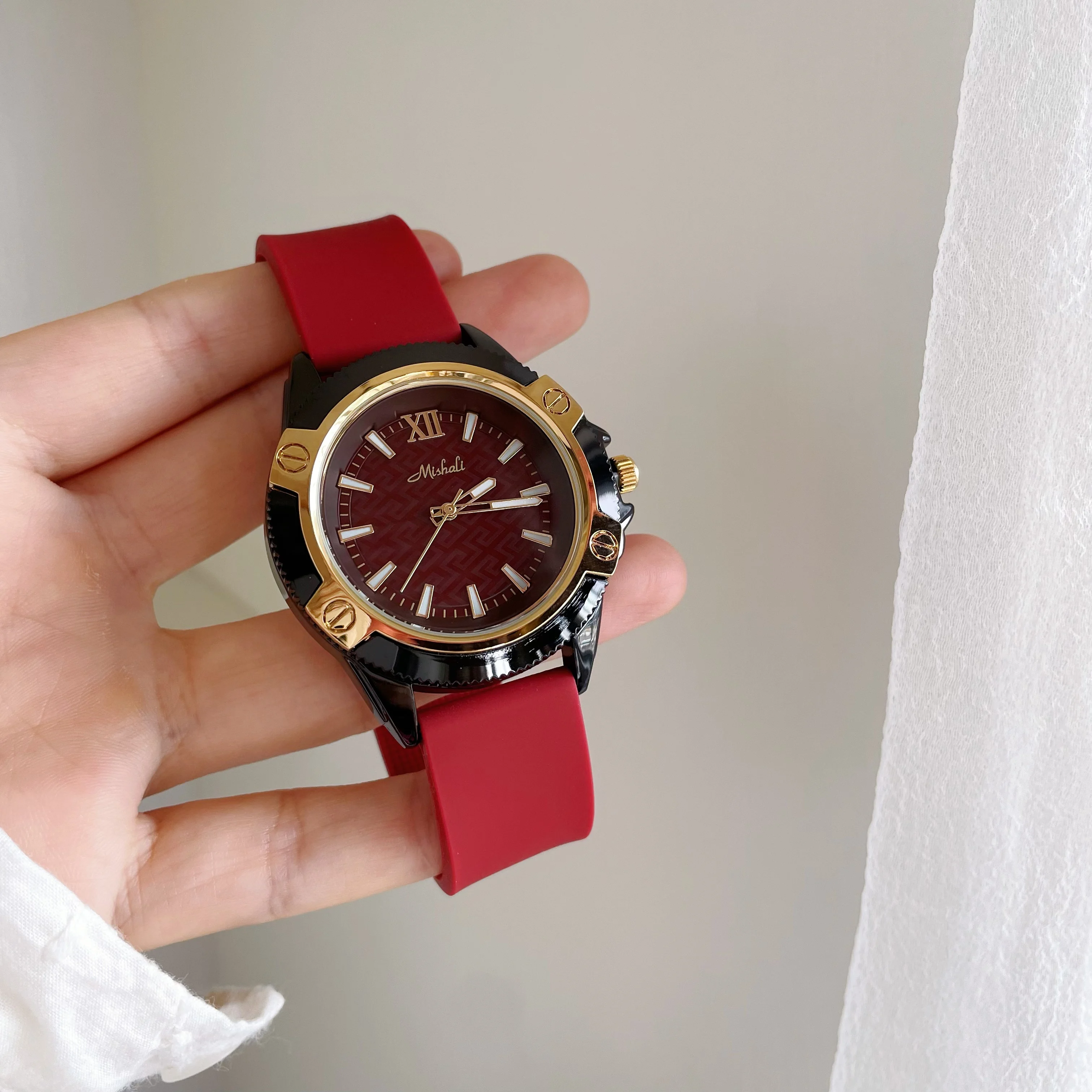 Nuevo y elegante reloj de cuarzo para mujer con esfera grande de silicona rojaUnisex2026 Nuevo estilo Regalo perfecto para mujeres Adecuado tanto para hombres como para mujeres.