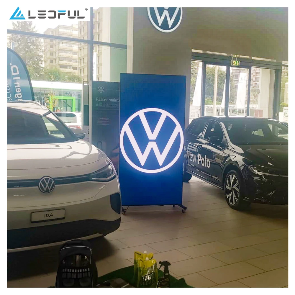 2021 ใหม่มาถึงอสังหาริมทรัพย์ภาพยนตร์ Standee หมุนจอแสดงผล P2.5 หน้าจอ LED HD กรอบโปสเตอร์