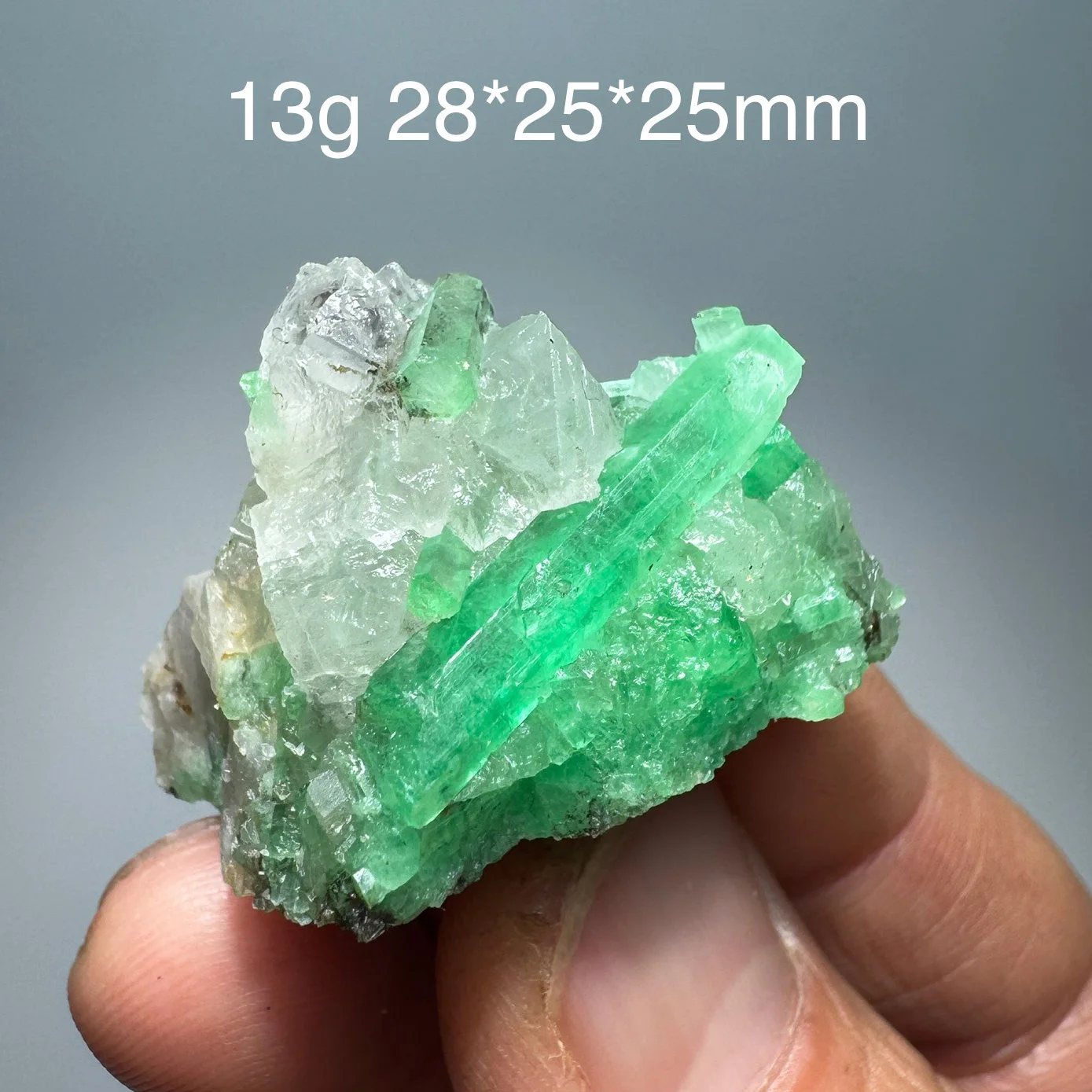 عينة معدنية من الزمرد الطبيعي + بلورات كوارتز شفاء وأحجار كريمة صخرية #5