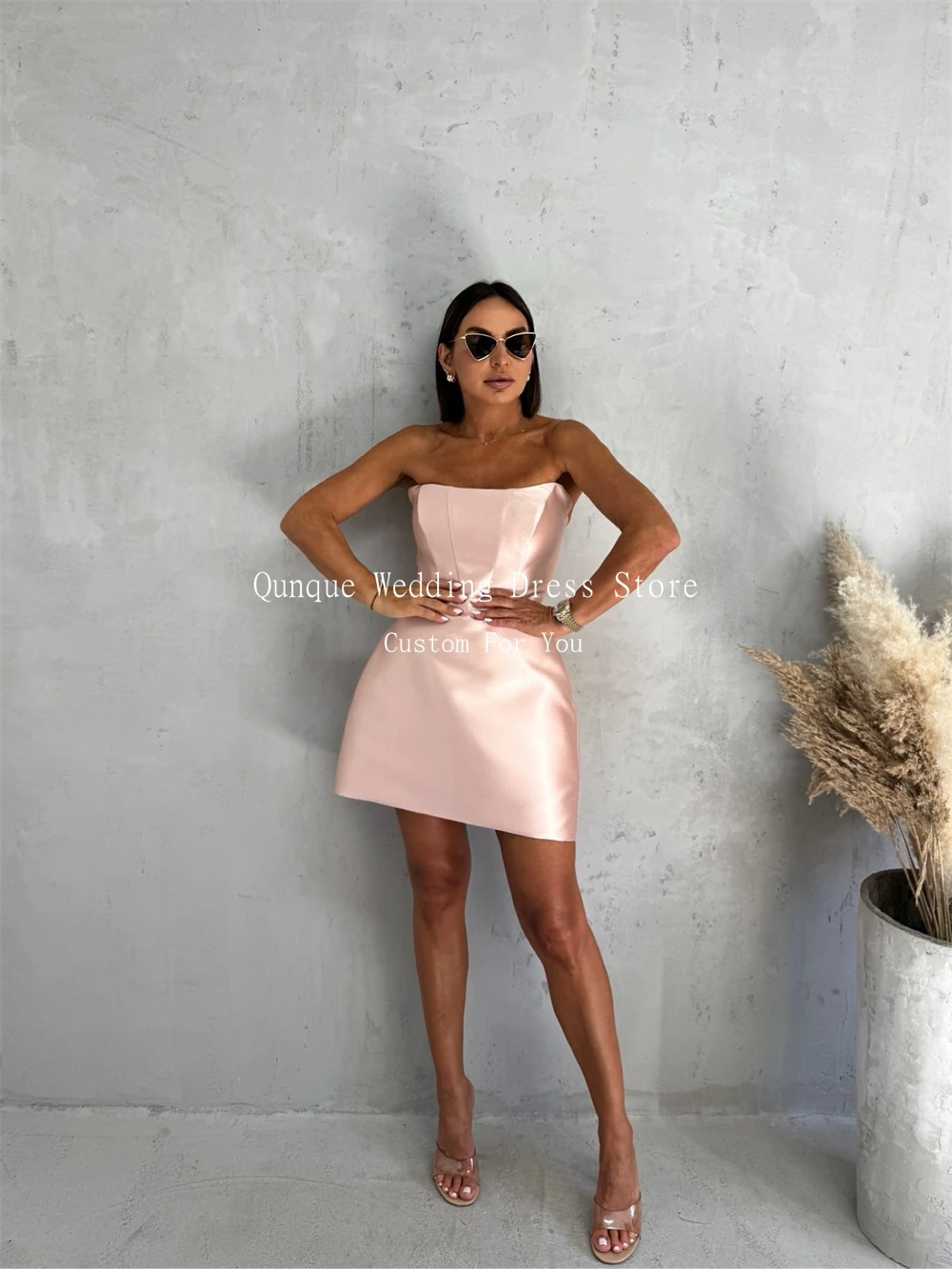 Qunque 짧은 새틴 댄스 파티 드레스 섹시한 끈이 없는 미니 홈 커밍 드레스 칵테일 파티 가운 코르셋 백 로브 드 소와레 맞춤형