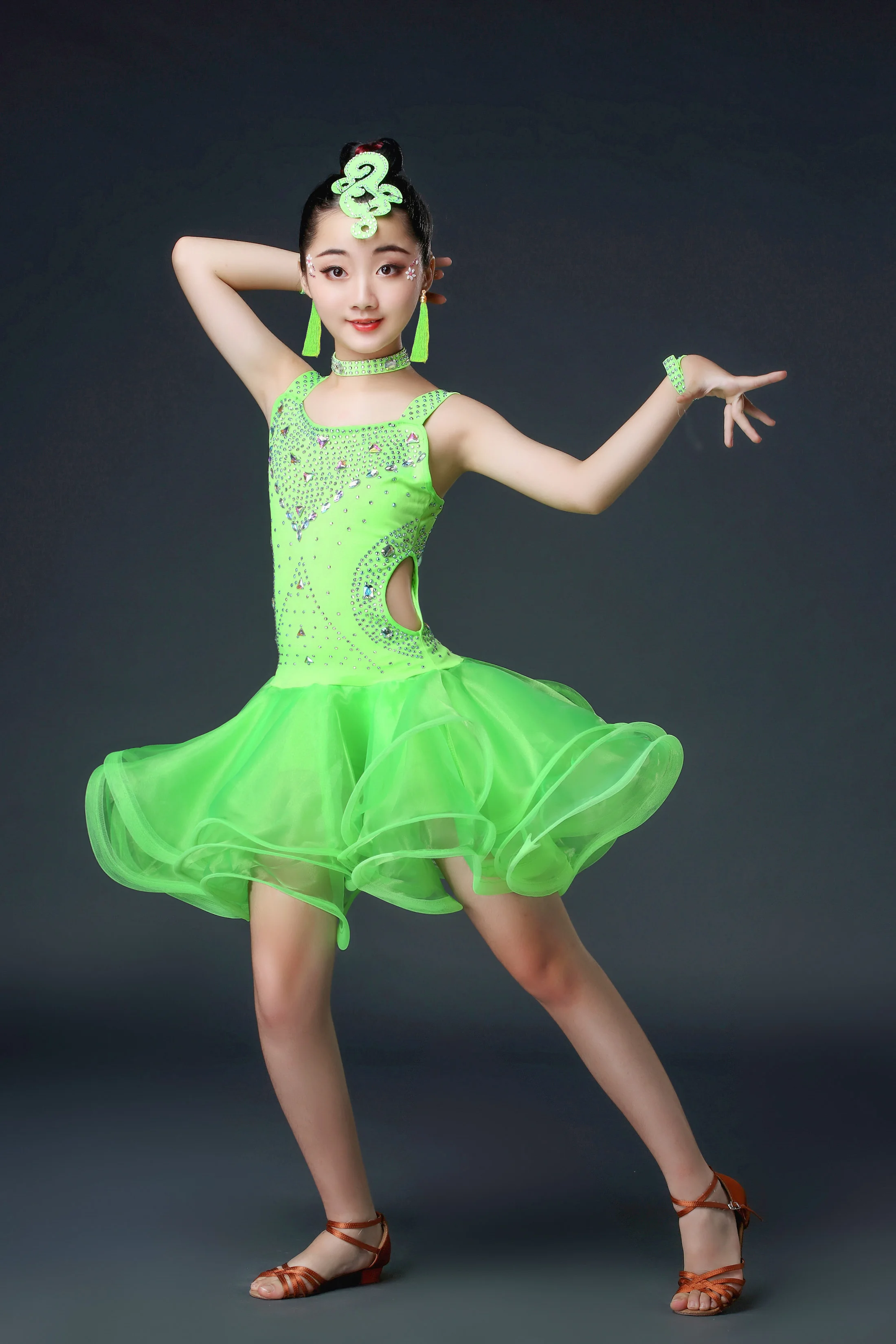 

2024 New Summer Latin Dance Dress Girl's Performance Dress Children's Bright Diamond One Piece Fluffy Yarn Dress