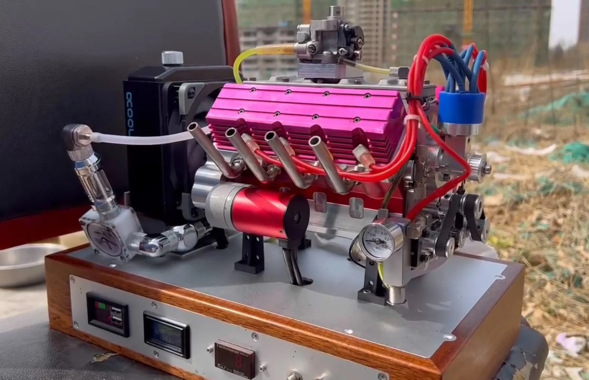 Mainan Model Fisik Mesin Karburator Kembar Bensin V8 Dimodifikasi dengan Sistem Pengapian CDI