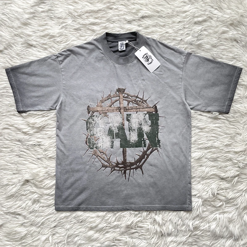 تي شيرت كاجوال بأكمام قصيرة بنمط شوكة فنية من SAINT VANITY #1