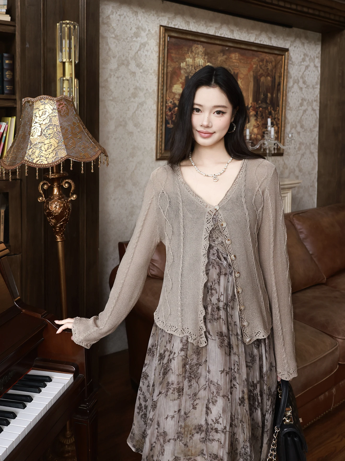 

Loose Fit Striped Sleeveless Knitted Cardigan Soft Acrylic Fabric Long Zipper Closure Women's Fashionable Versatile Open Card...