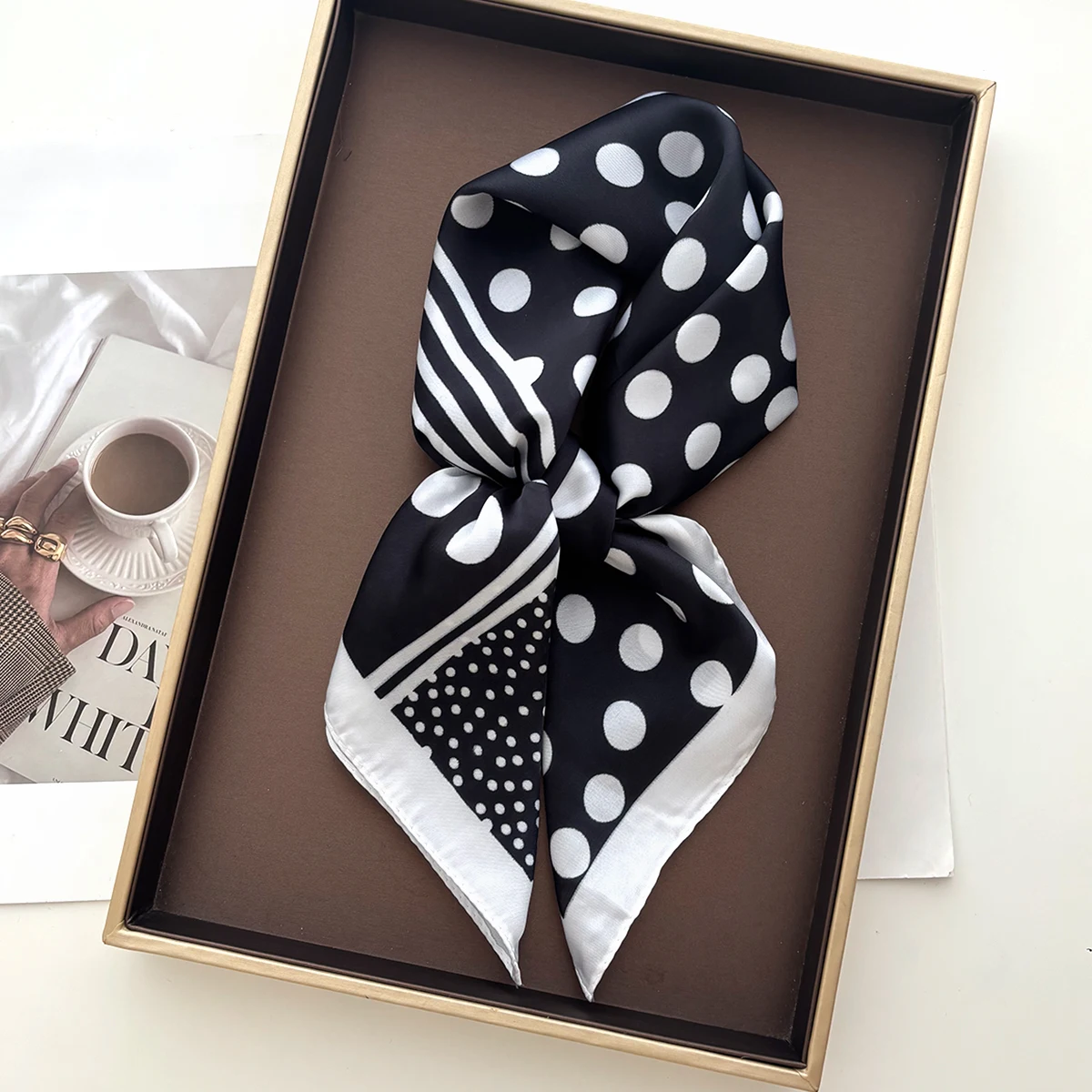 Quadratischer Schal mit Polka-Dot-Muster für Damen, neue luxuriöse Bandanas, Hijab, elegante Schals, Halstücher, modische Strandtücher und Wickeltücher.