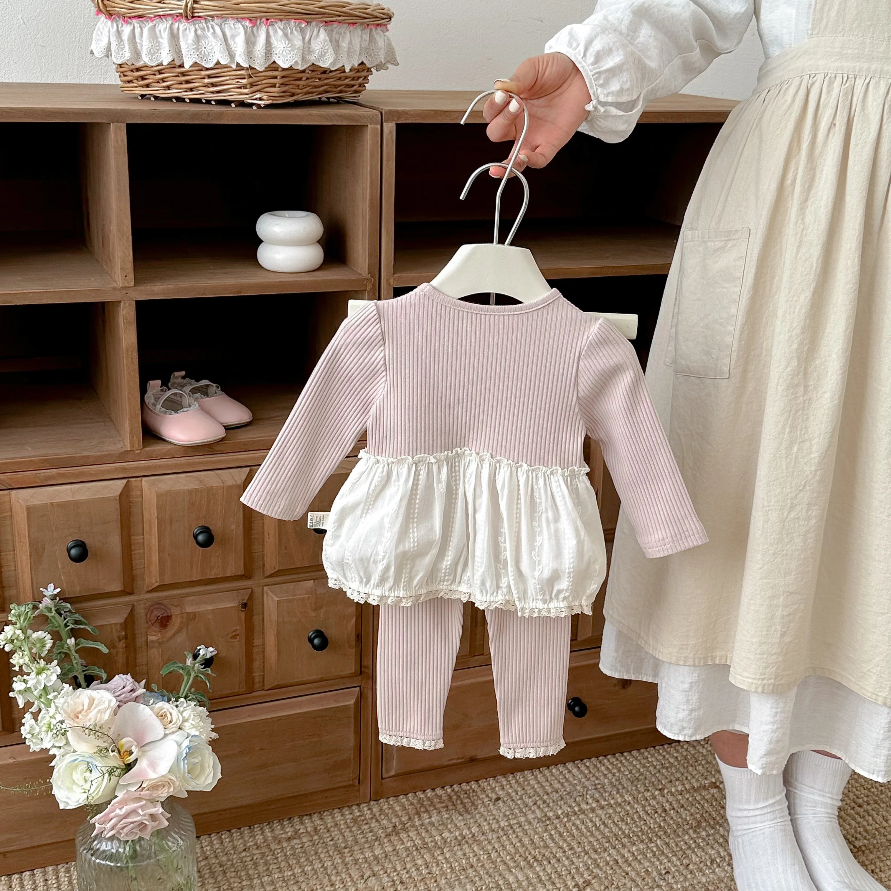 Frühlings- und Herbst-Outfit für Mädchen: Rundhals-Oberteil mit Spitzenbesatz und elastischen Leggings, zweiteiliges Set für Babymädchen – Detail 4