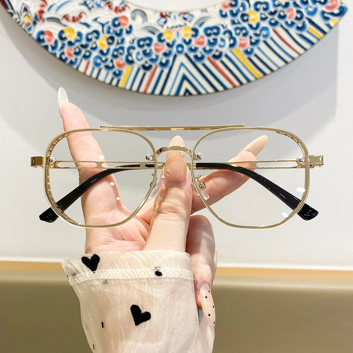 1 Pair of Women's Gold Hollow-Out Metal Double-Bridge Frames with Plain Lenses, Exquisite, Soft, Elegant, Delicate, Romantic, and Fashionable Women's Glasses, Suitable for Afternoon Coffee Dates, Shopping, and Business