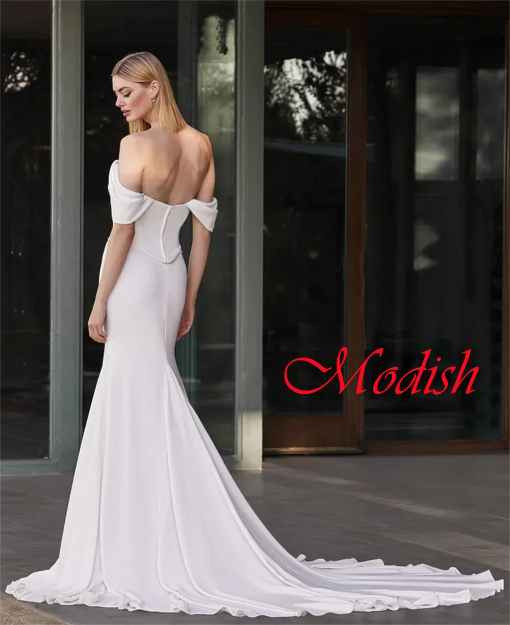 

Customized Modern White Satin Wedding Dress Temperament Strapless Off the Shoulder Short Sleeves Chapel Train Bridal Gowns