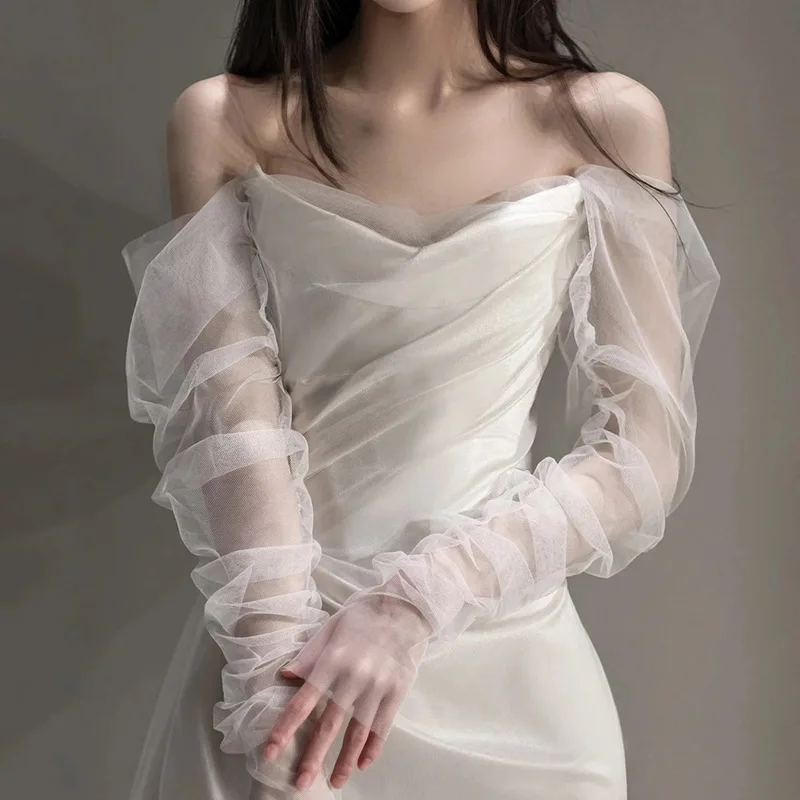 우아한 새틴 웨딩드레스, 허리를 강조하는 피쉬테일 디자인으로 결혼식과 약혼식에 완벽하며, 스타일리시한 출장에 적합합니다.