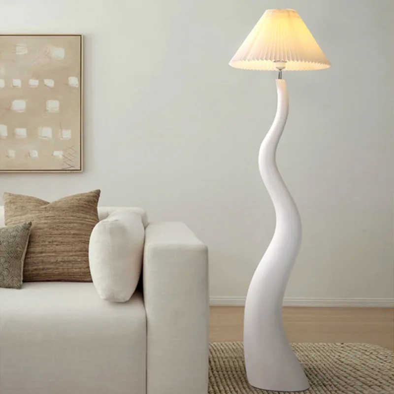 Semplice lampada da terra da soggiorno in stile crema plissettata, lampada da terra decorativa creativa con ombrello accanto al divano
