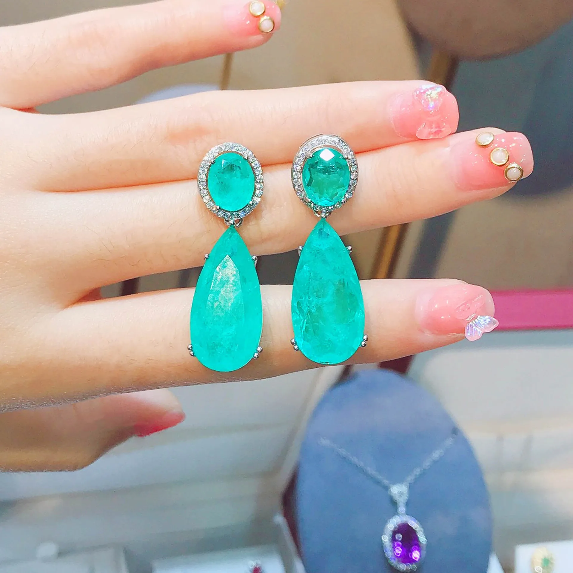 Ohrringe im europäischen Vintage-Stil, mit smaragdgrünen Imitationssteinen und blauen Paraiba-Edelsteinen – Damenschmuck. – Detail 3