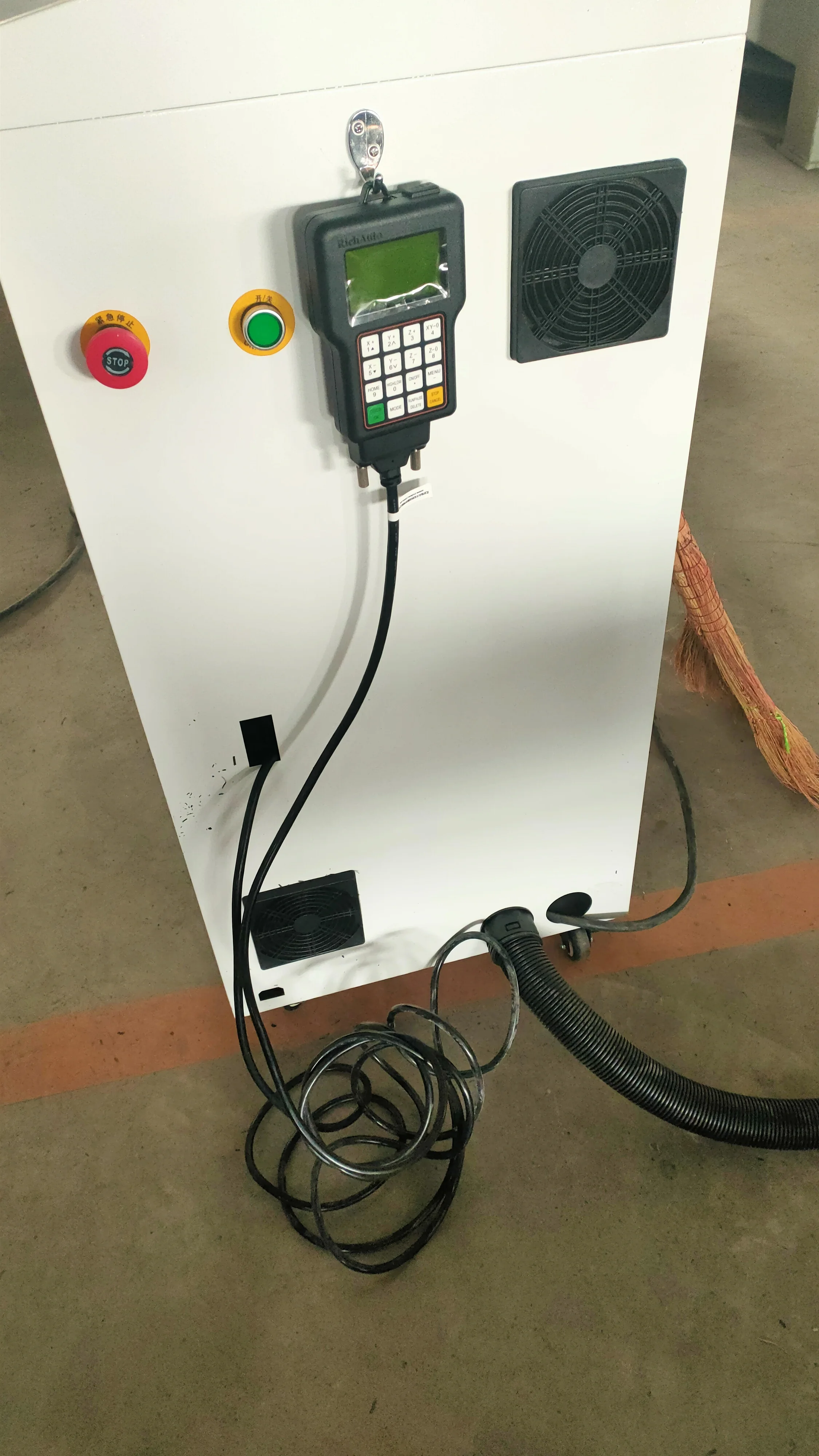 آلة نقش الحجر بجهاز التوجيه باستخدام الحاسب الآلي نقش الرخام والجرانيت جميع أنواع الحجر الطبيعي والحجر الرملي باستخدام الحاسب الآلي