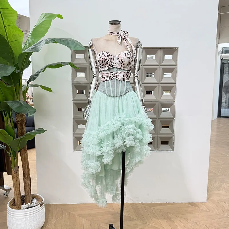 

Летний трендовый комплект из двух предметов: топ-бретельки с узлом и асимметричная юбка мятного цвета для девушек