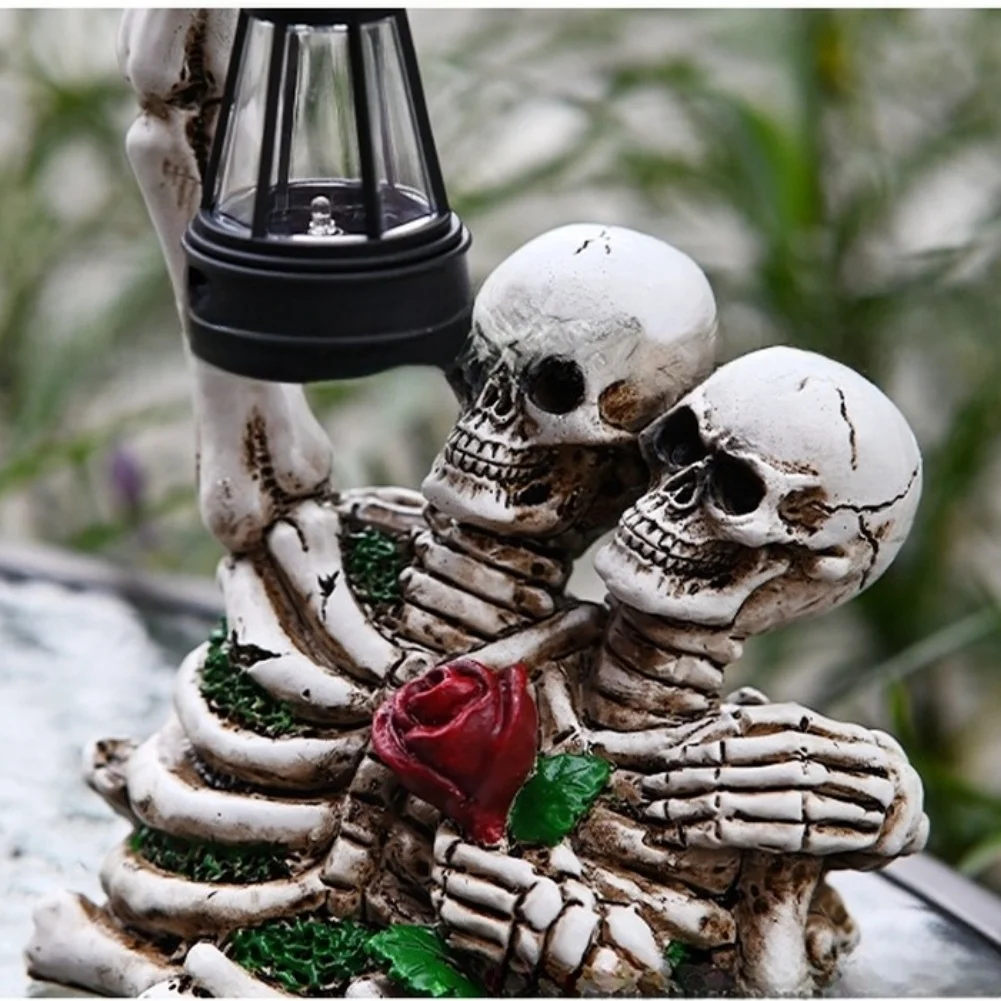 Outdoor Solar Skeleton Lovers Figurine with Lantern for Garden Decor Gothic Theme Resin Statue 13x10x24cm Weatherproof