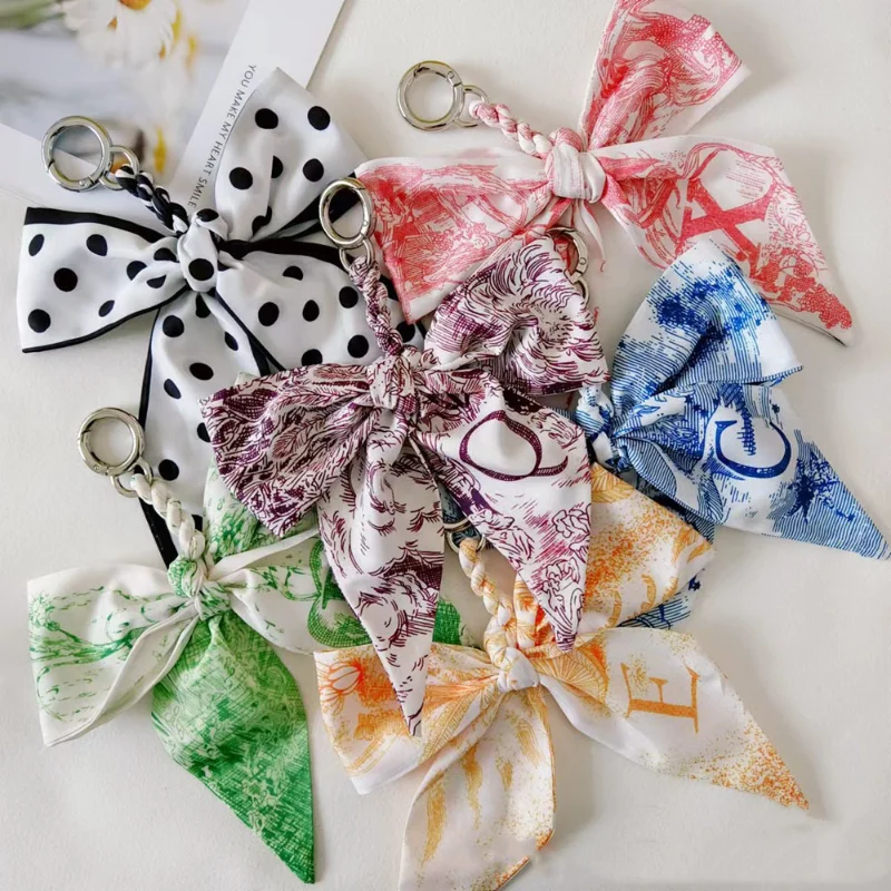 Vintage Polka Dot jedwabny szalik breloczki dla kobiet moda kolorowa torebka z kokardką wisiorek śliczny 26-letni brelok do kluczyków samochodowych hurtownia