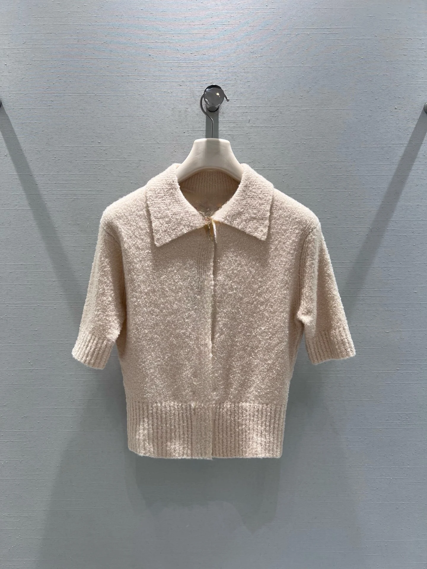 

Женский вязаный кардиган с коротким рукавом, отложным воротником, пуговицами, мягкой текстурой, винтажными золотыми пуговицами, элегантный дизайн.