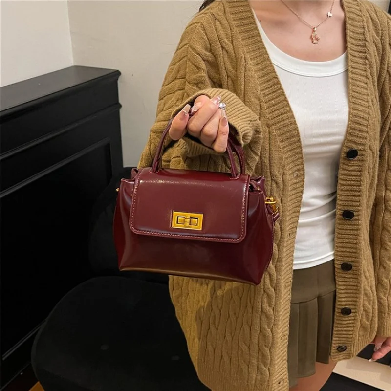 

High-End Casual Messenger Bag For Women With Solid Color Vintage Style And Minimalist Elegant Commuter Feature
