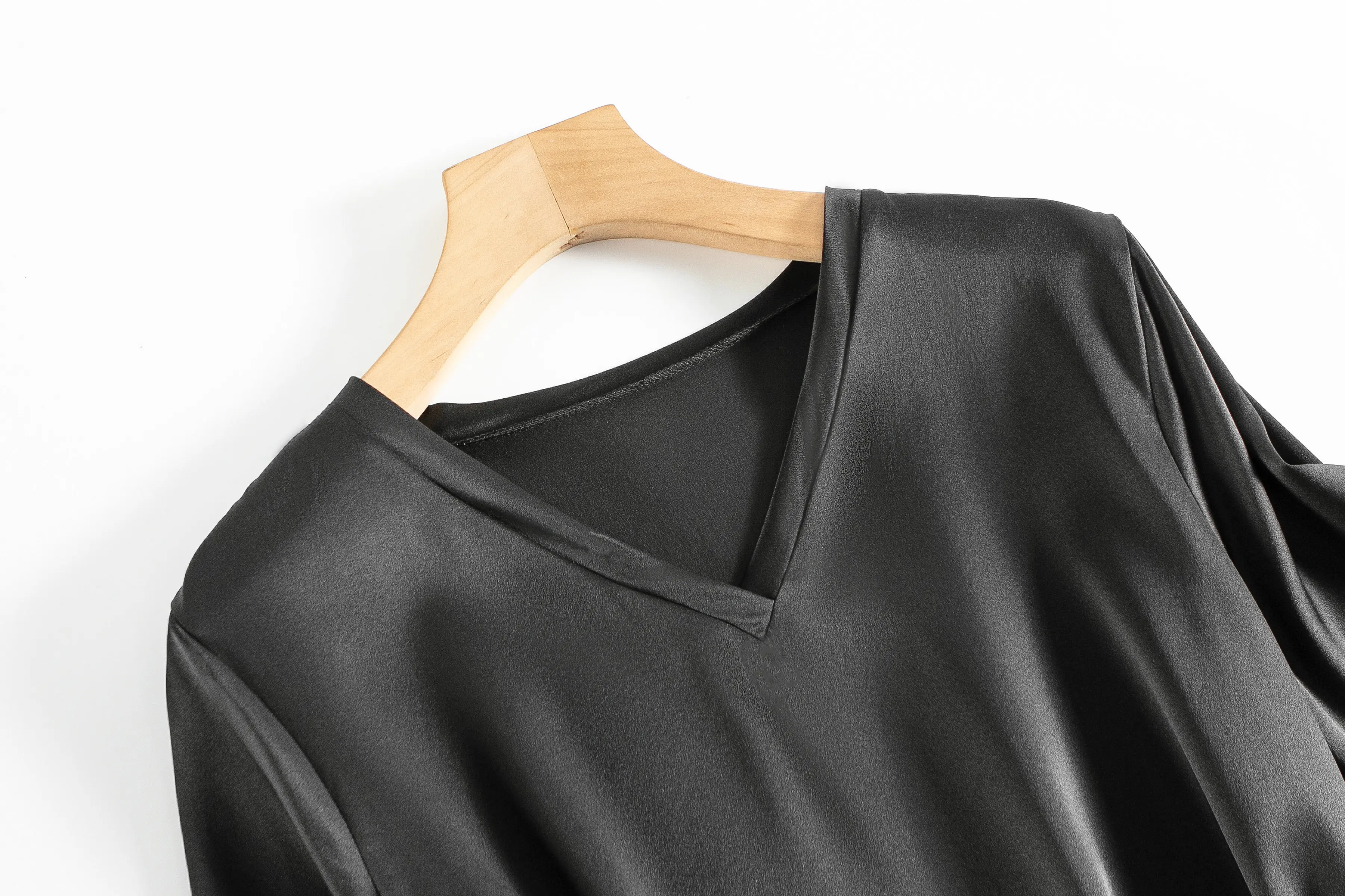 부드럽고 피부 친화적인 100% 천연 뽕나무 실크 새틴 블랙 V넥 패셔너블 허리 벨트 디자인 캐주얼 반팔 드레스