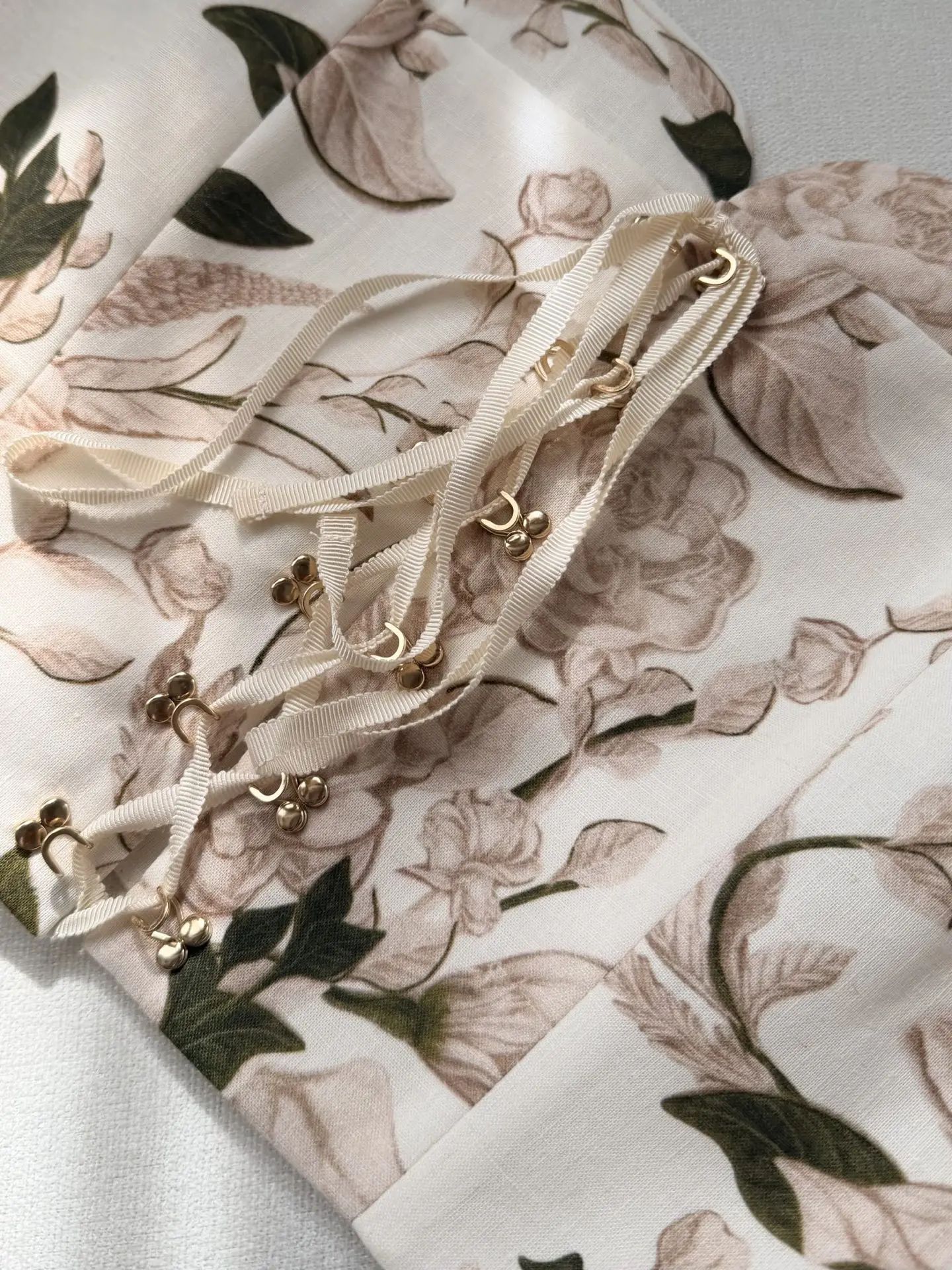 

Tops and Midi Skirt Sets 2026 Attractive High Quality White Cream Bergamot Flowers Print Sleeveless Blouse for Women