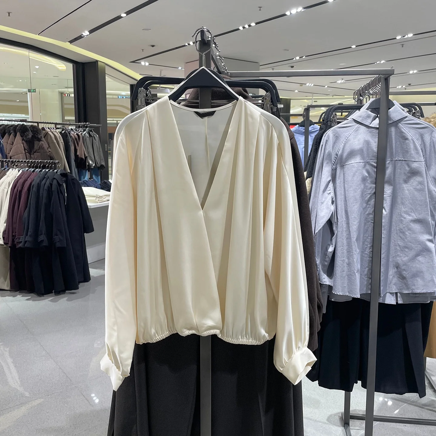

2026 new women's clothing style fashionable long sleeved V-neck loose double breasted silk textured shirt