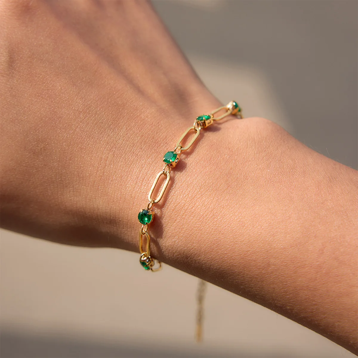 Herzförmiges Armband mit Rundschliff-Zirkonia für Damen, vergoldet, aus Edelstahl, nicht anlaufend, stapelbar, Hochzeitsschmuck, Geschenk – Detail 11