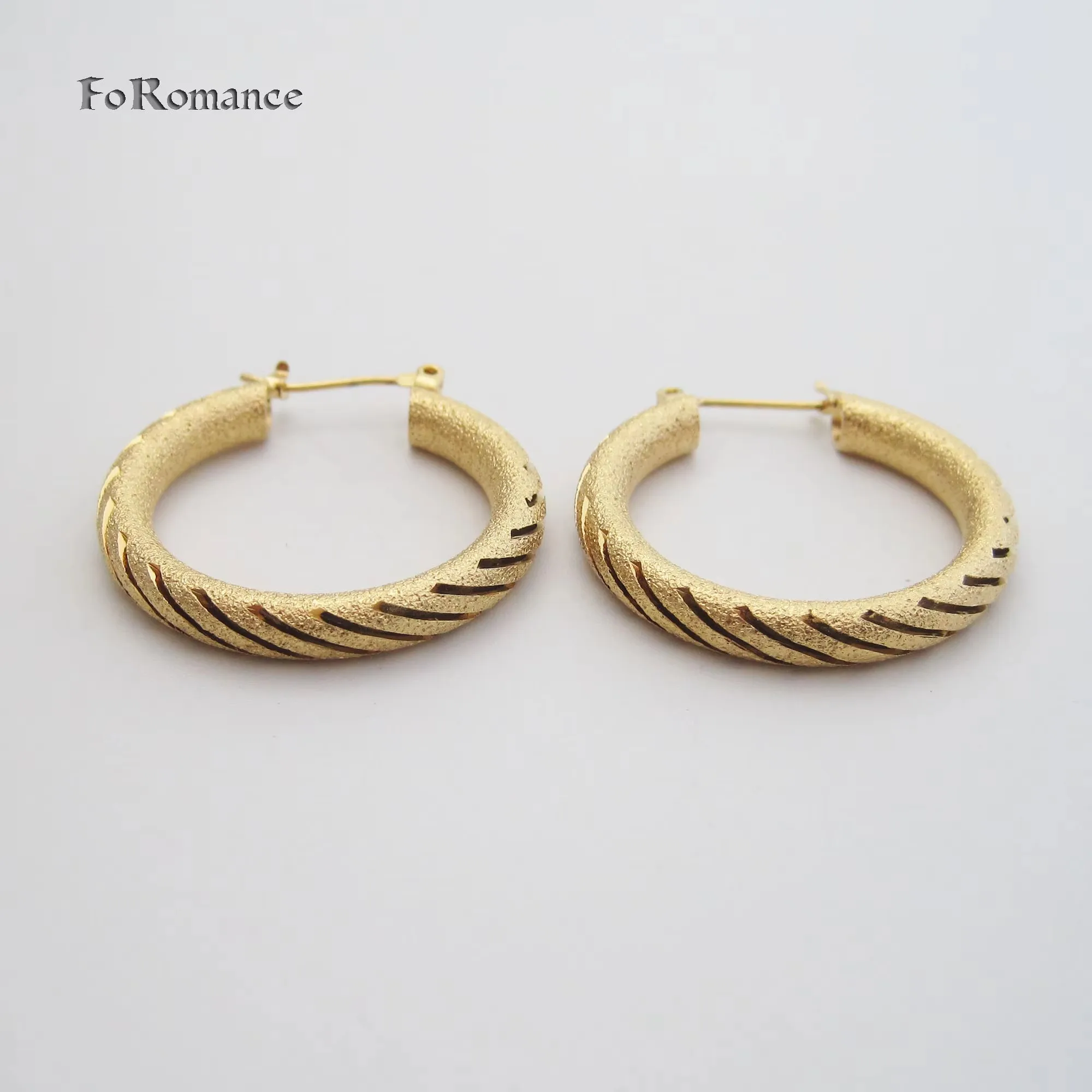 SHINNING SCRUB SURFACE YELLOW GOLD COLOR ROUND HOOP EARRING DIA 30MM HOLLOW BAND WIDTH 4MM WITH LINES CARVE GREAT GIFT