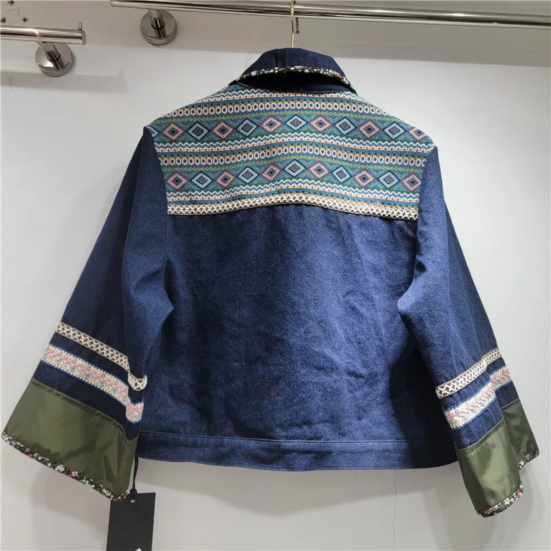 2026 Giacca corta in denim patchwork color block di nuovo design all'inizio della primavera 2026, top stile vintage con colletto rovesciato semplice di fascia alta da donna