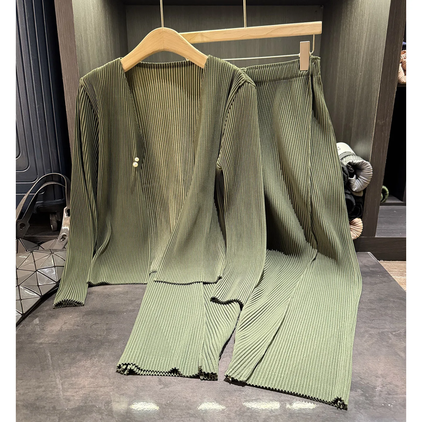 

Miyake Fold Autumn New 2025 Simple Leisure Solid Color Fashion Set with Western Style Cardigan and Slimming Casual Pants Set