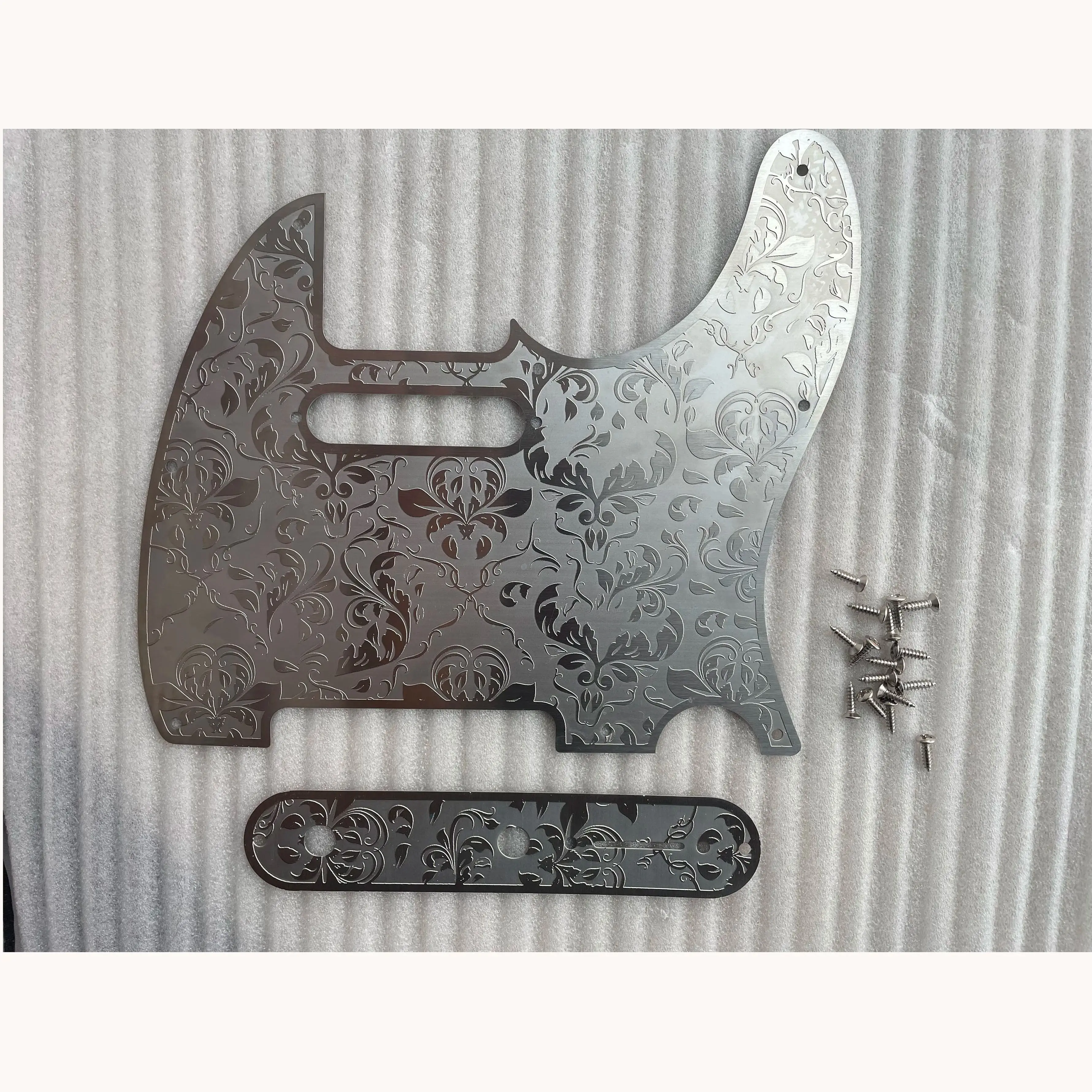 Costom Metal Pickguard 11 delik 3 kat elektrik gitar Pickguard oyma desen paslanmaz Scratch plaka SSS vidalar ile