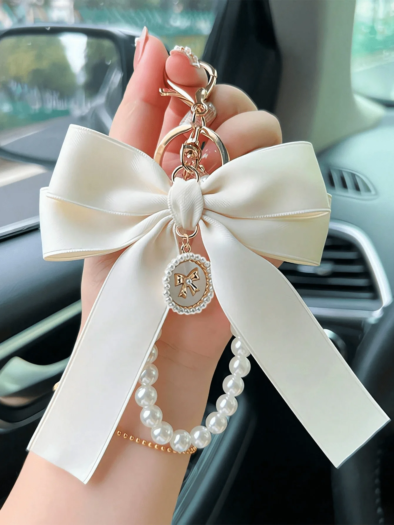 

1pc Bowknot Bag Charm, A Bag Accessory, And An Faux Pearl Keychain. It's A Perfect Mother's Day Gift. This Cute Faux Pearl Beaded Bracelet-Style Keychain Exudes A Vintage Charm. It Is Suitable For Decorating Ladies' And Girls' Handbags, Backpacks, And Eve