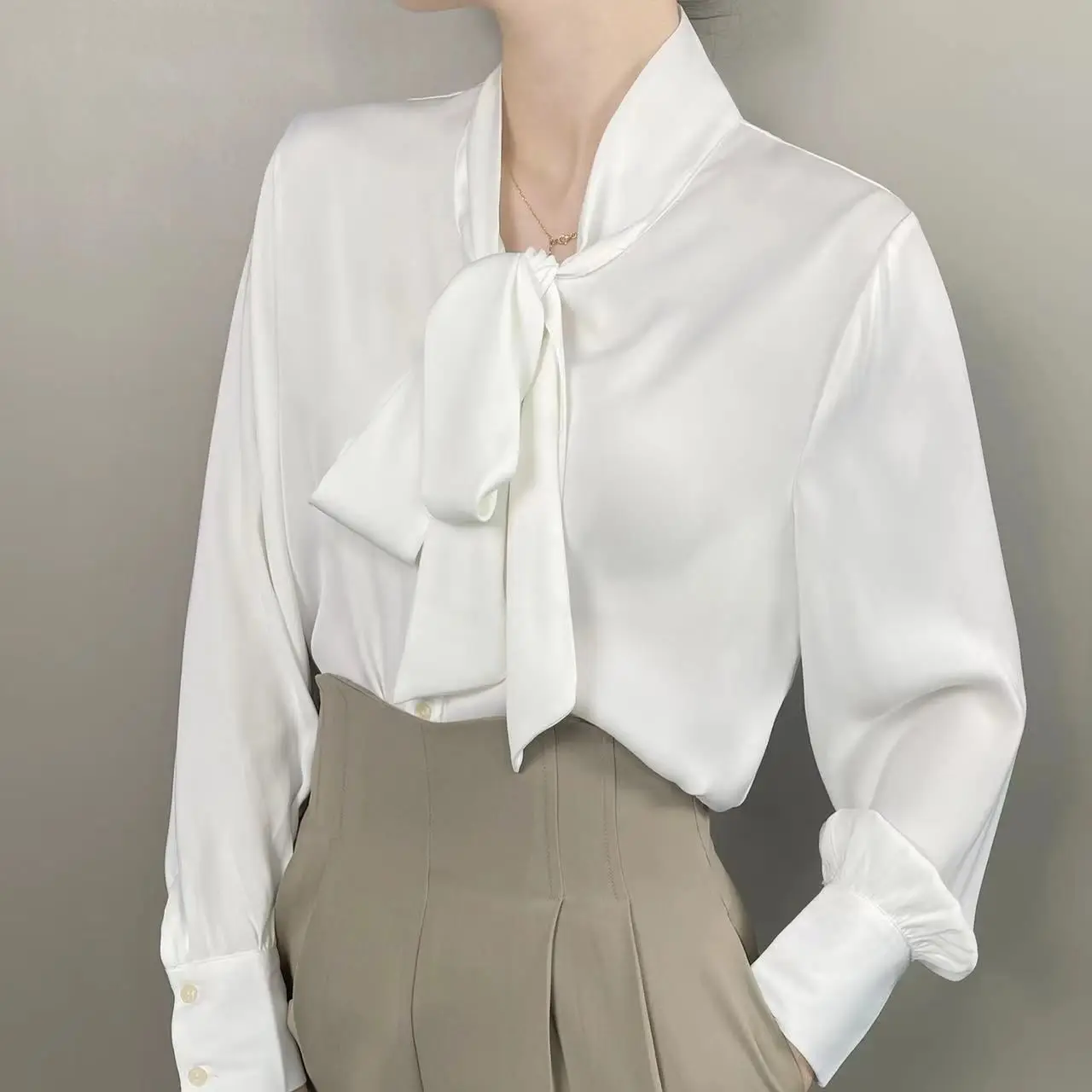 بلوزة من الساتان والحرير الجليدي للنساء بأكمام طويلة، شريط أنيق أنيق وعصري ومناسب للتنقل في الخريف