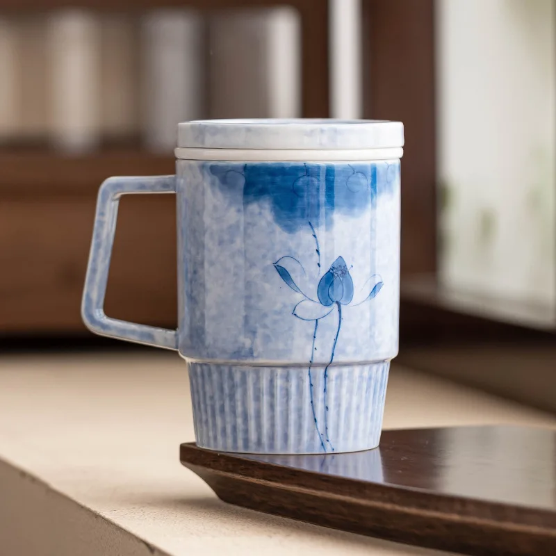 

Ручная роспись, окрашенная тушью кружка, керамика с вертикальным узором и крышкой, чашка для воды, синий лотос, офисная бутылка для воды, чашки для питья чая