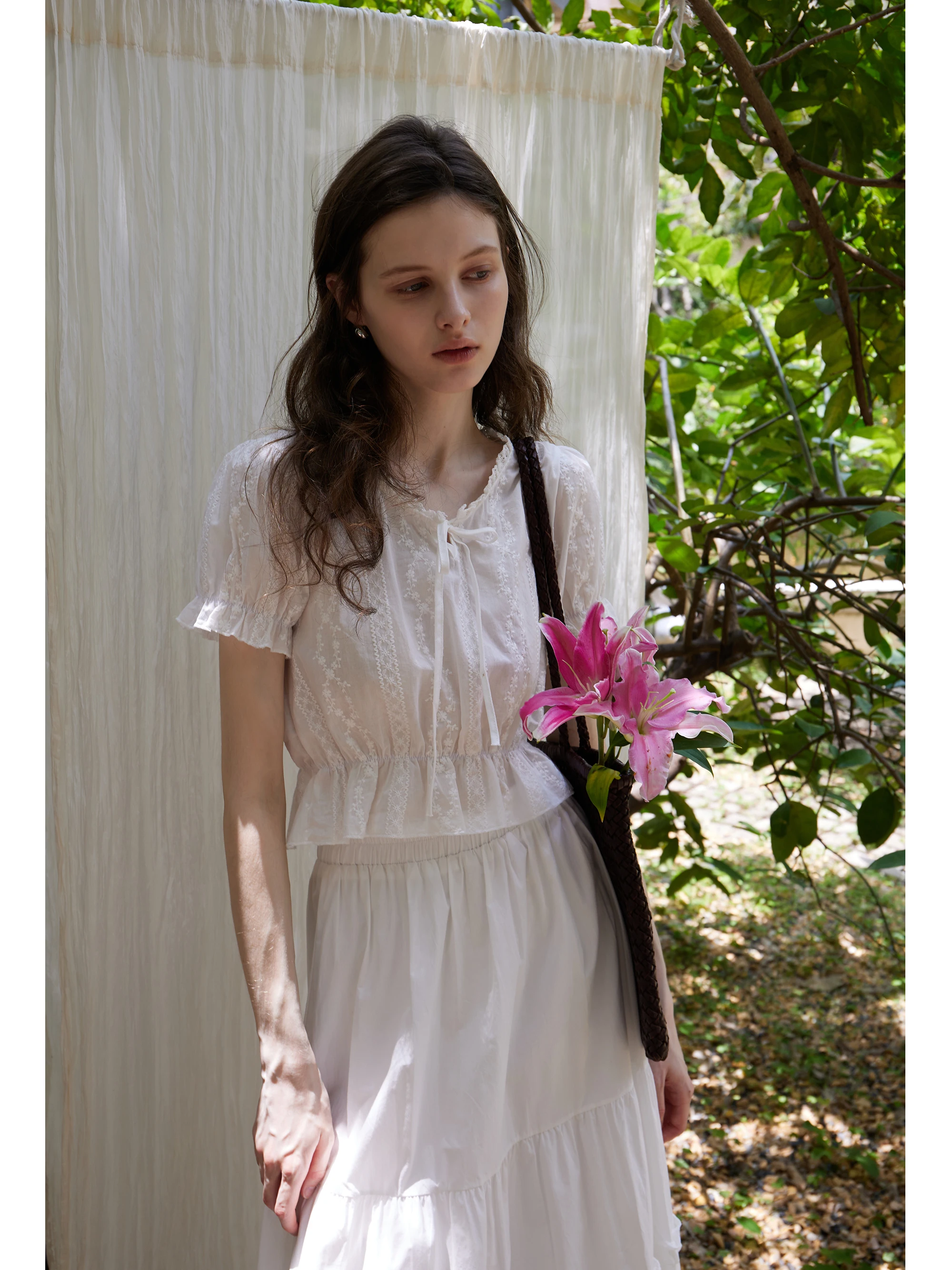 

Eggka White Lace Trimmed Embroidered Bloom ort Sve irt French Sle High Waist Bubble Sve V-Ne Polyester Fiber