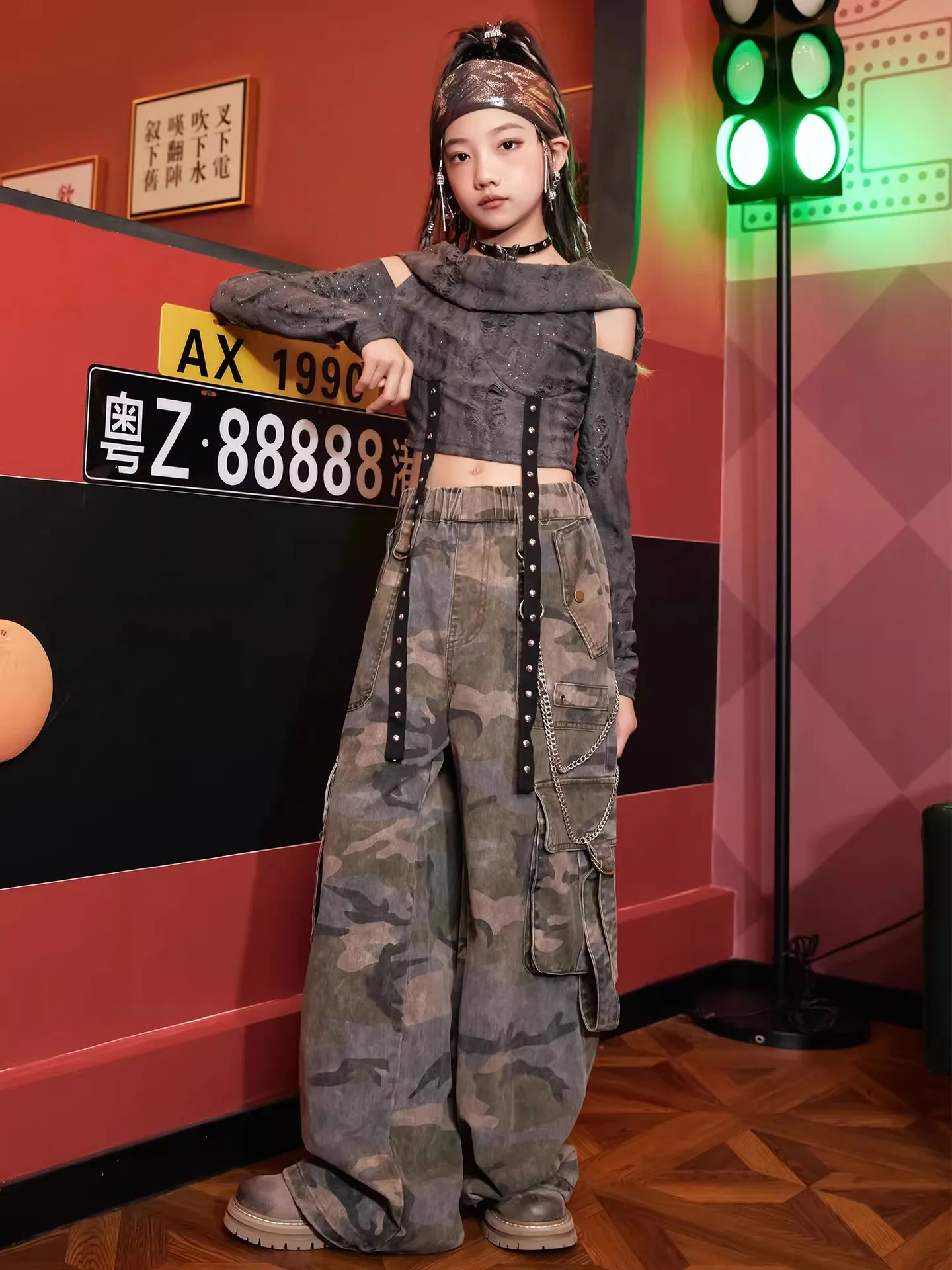 ชุดเต้นแจ๊สสไตล์เรโทรสำหรับเด็กผู้หญิง เสื้อคลุมมีฮู้ด กางเกงคาร์โก้ลายพราง ชุดแสดงฮิปฮอปสมัยใหม่ ชุดแสดงบนเวที