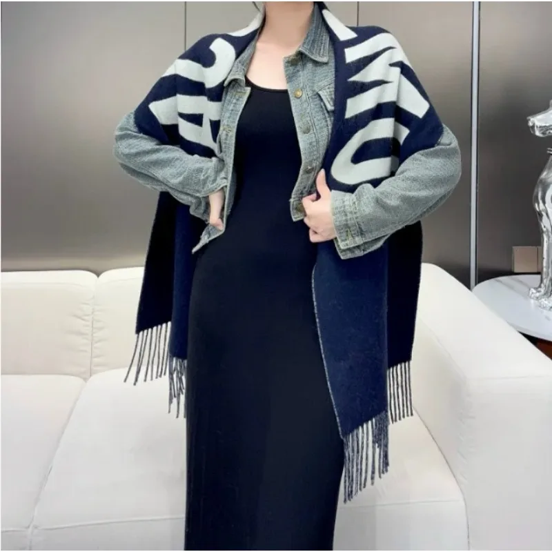 ผ้าพันคอขนสัตว์แท้ 100% สำหรับผู้หญิง ผ้าคลุมคอหนานุ่ม อุ่นสบายสำหรับฤดูหนาว ผ้าคลุมไหล่แคชเมียร์แฟชั่นสำหรับผู้หญิง ลายพิมพ์ตัวอักษร