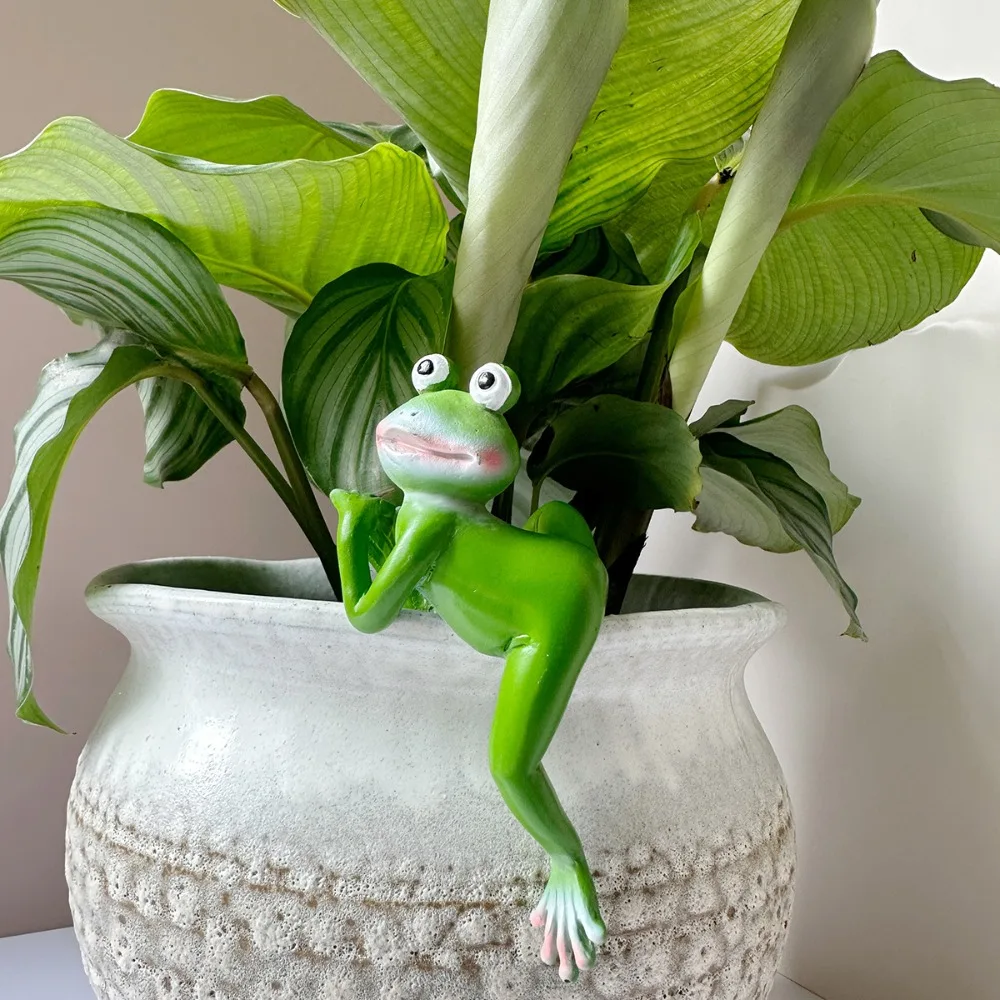 

Creative Cartoon Frog Hanging Flower Pot Resin Crafts Cute Frog Bonsai Ornaments Handicraft Climbing Frog Figurines Home Decor