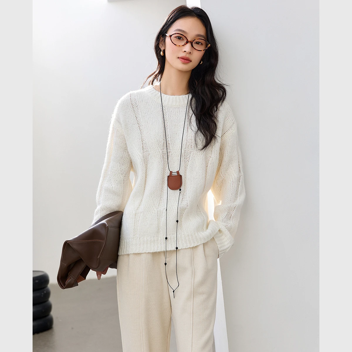 

VIMLY Women's White Sweaters Casual 2025 Winter Cable Knitted Round Neck Female Pullovers Wool Blend Long Sleeve Lady Tops 30231