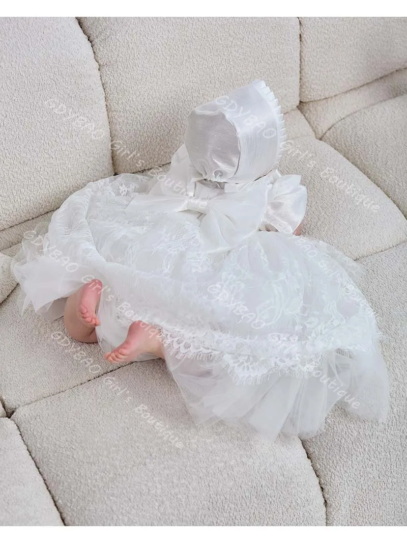 الرضع فستان التعميد 2 قطعة الدانتيل الأبيض فستان المعمودية بونيه مجموعة مع الشريط قصيرة الأكمام حديثي الولادة زهرة الفتيات رداء مخصص