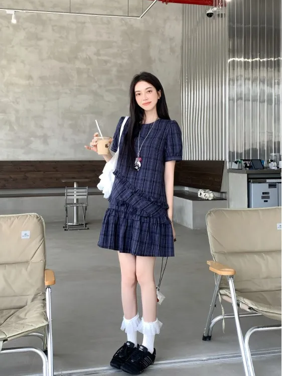 痩身ブルーチェック柄半袖ドレス女性の夏の新しい大きいサイズウエスト締め学校スタイルショートスカート韓国語バージョンバブルスリーブポリエステル繊維