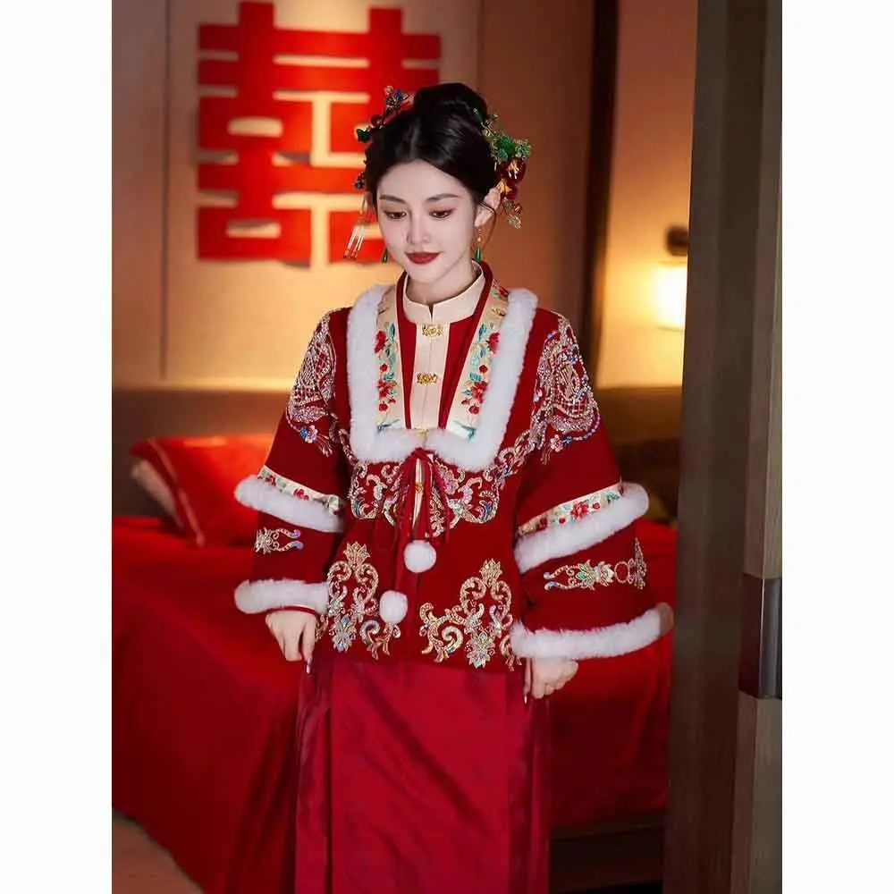 

Новинка 2025: Зимнее свадебное платье-ципао в китайском стиле «Лошадиная грива» для женщин, костюм для тостов на свадьбу