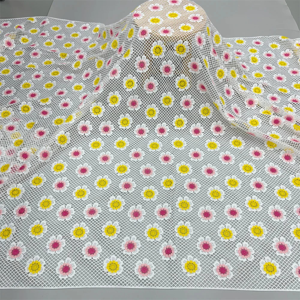 Neuer Stil Nigerianischer Spitzenstoff 2026 Hochwertige Wasserlösliche Bestickte Modische Weiche Spitze 5 Yards – Detail 6