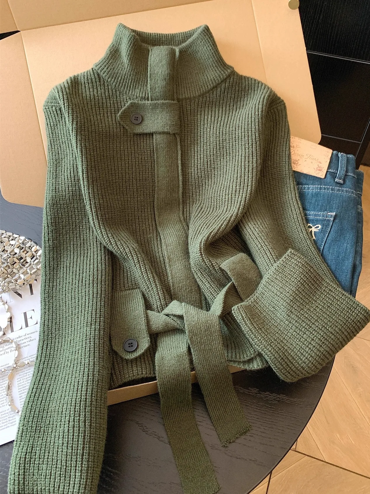 Suéter Abrigo de Punto con Cuello Alto y Cinturón, Estilo E y Clásico para Mujer, Venta Directa de Fábrica de Guangzhou