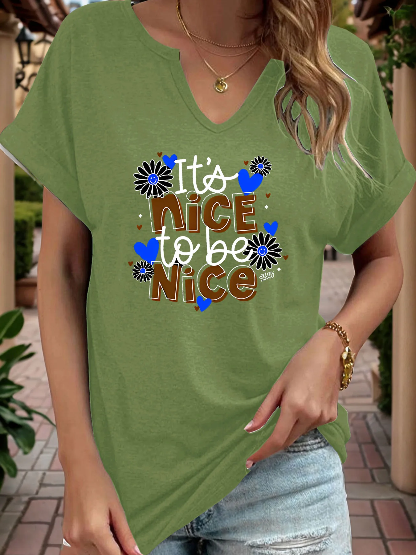 Cartoon daisy heart pattern T-shirt, casual and fashionable V-neck rolled sleeve short-sleeved blouse for women