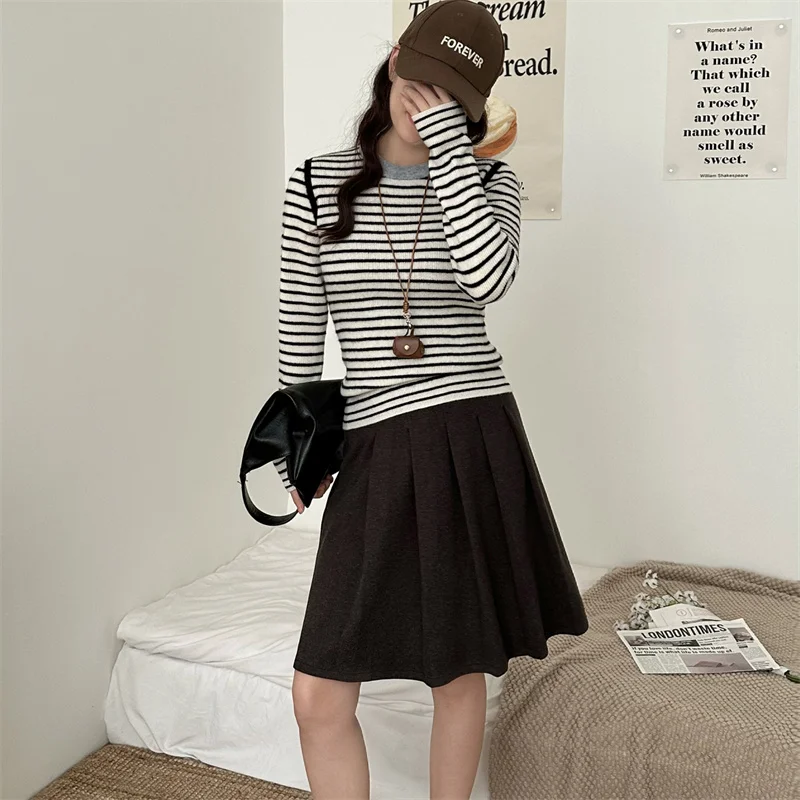 

2025 autumn and winter new 100% wool knitted pullover sweater hot selling round neck striped sweater women's slim fit soft top